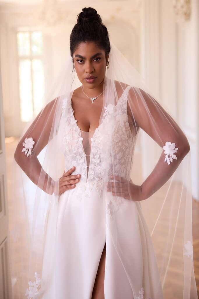 Bianco Evento 2026 Curvy Brautkleid mit tiefem V-Ausschnitt, Spitze und Schlitz – Brautkleid große Größen.
