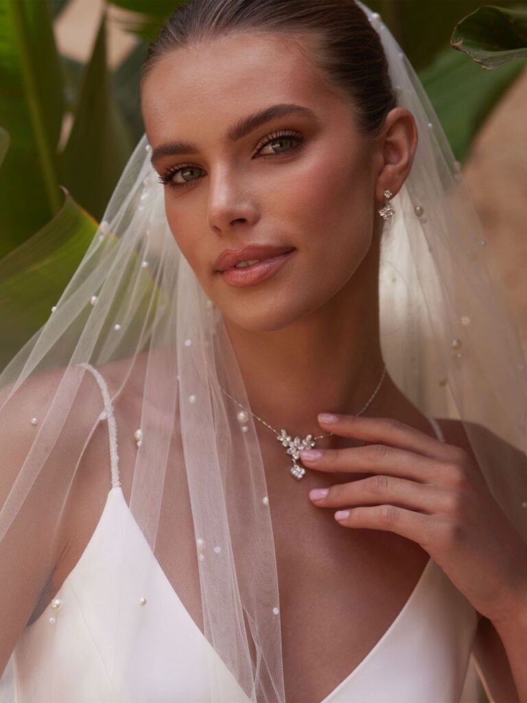 Braut mit einem eleganten Perlenschleier. Ganz neuen Trend für Bräute die 2026 heiraten.
