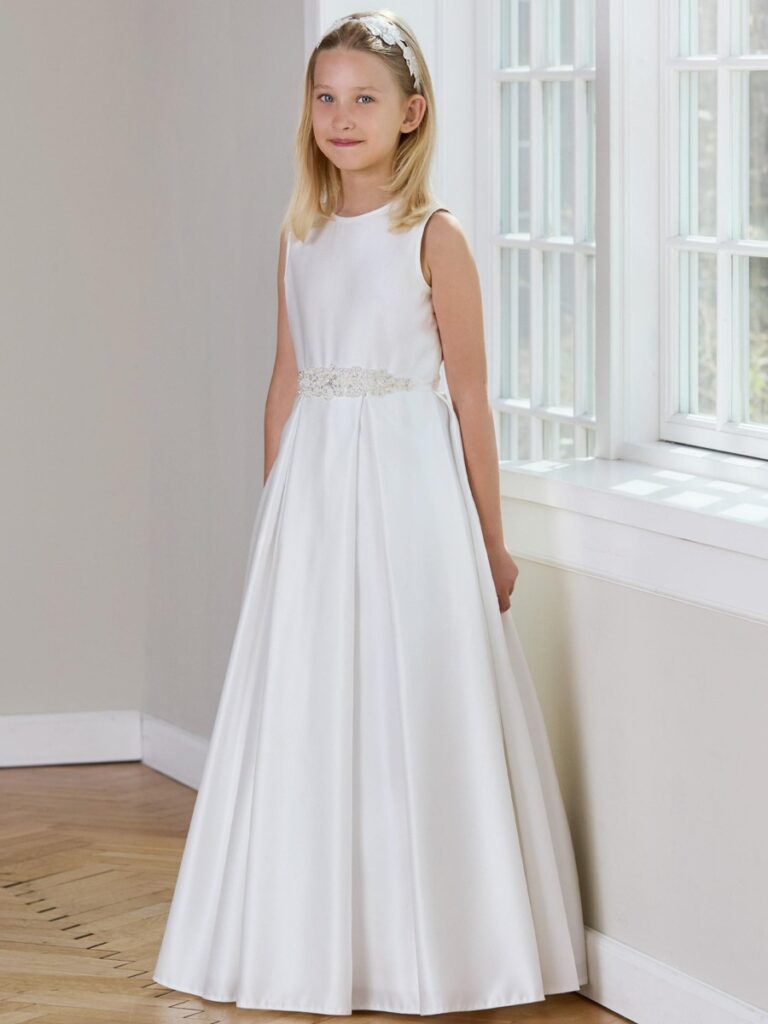 Kommunionkleid LILLY 08-1160-CR mit Satinoberteil, bestickter Taille und A-Linien-Rock – elegantes Kommunionkleid 2026.