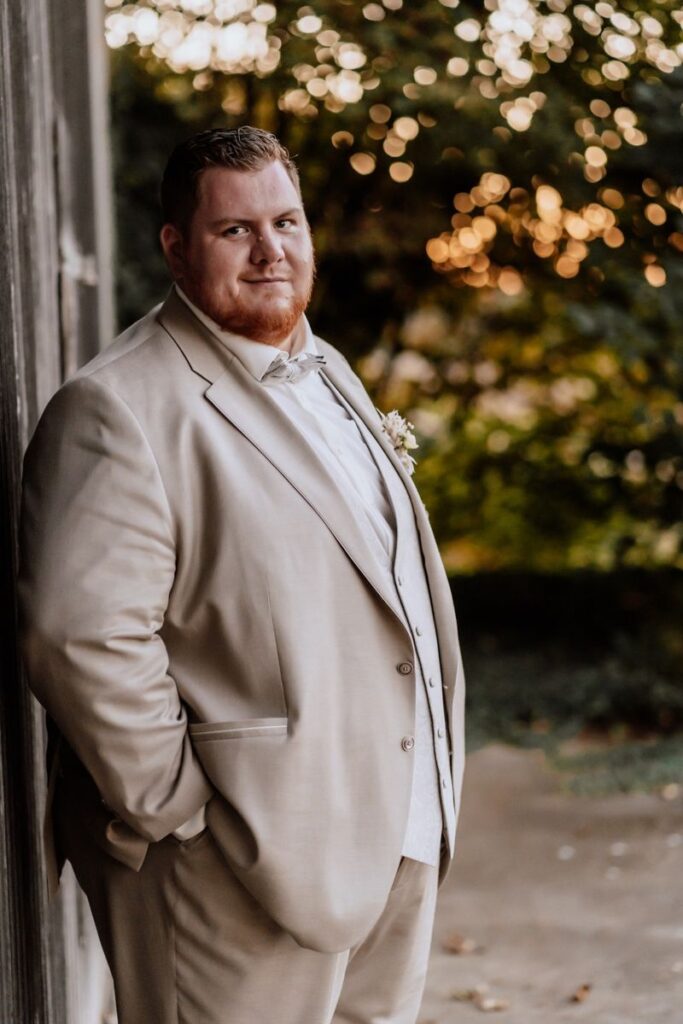 Bräutigam in beigem Hochzeitsanzug in Übergröße mit Weste und Fliege – Bianca’s Brautmoden, Spezialist für Plus-Size-Anzüge.