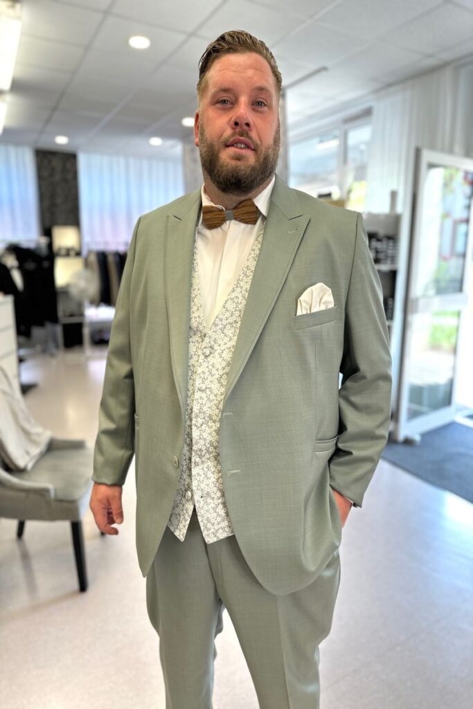 Anzug gruen grosse groesse biancas brautmoden.jpg 1